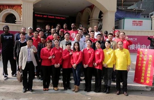 11月8日，湖南立源集团员工与参加“立源集团杯”美洲国际男篮对抗赛的美国和加拿大球员考察娄底吉星金融广场后合影。