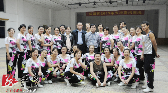 岳塘区排舞健身队征战国家级排舞大赛载誉而归