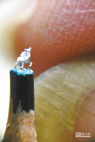 微雕“世界最小白马”可立于铅笔芯（图）