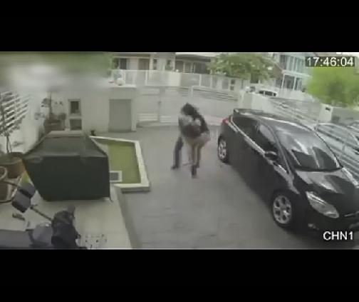 [视频]实拍劫匪遇到女汉子被按地暴打 狼狈逃脱