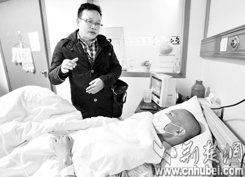 图为：武汉红十字会遗体捐献管理中心主任骆钢强探望张琪