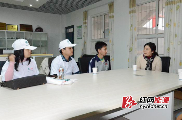 慰问二中贫困学生。