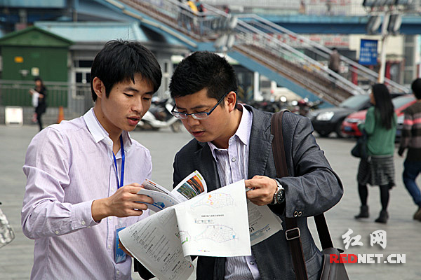 工作人员向市民介绍活动情况。