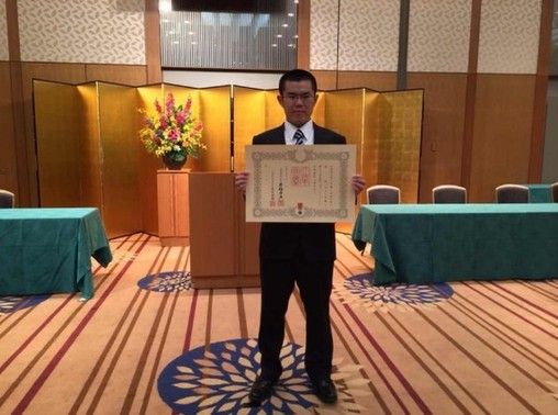 严俊在展示所获奖状。（图片来源：日本新闻网）