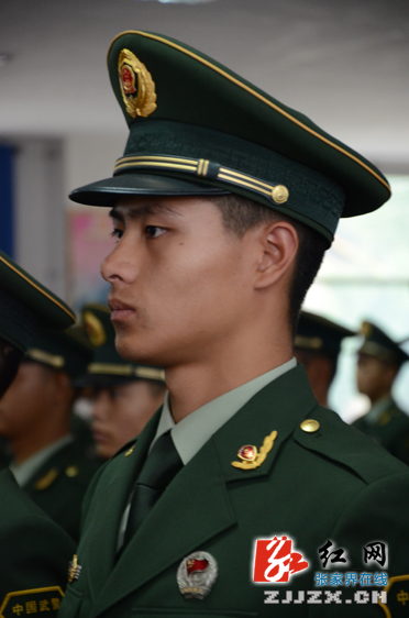 武警张家界市支队为新兵授衔