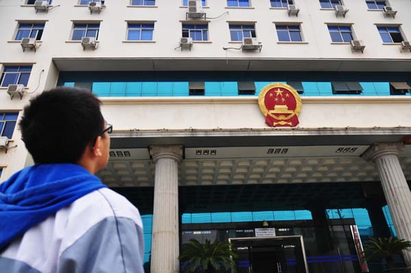 曾经，胡昕抬头是为了听讲台上的老师解疑答惑，而今，昔日母校和他对薄公堂。