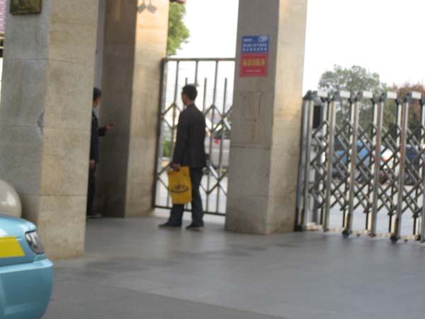 2013年11月7日，岳阳县一中门口，胡信仁想找校长，守卫人员拒绝他入校园。