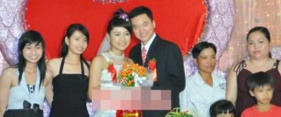 张岩(右一)越南娶妻的照片作为"成功案例"发布在他所在公司网站上.