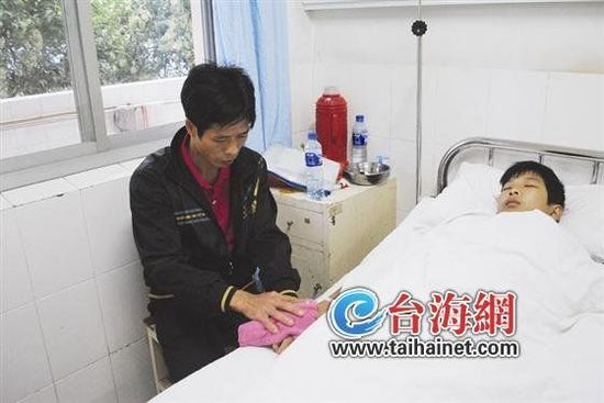 14岁少年患病肚大如孕妇 盼已消失8年母亲回家