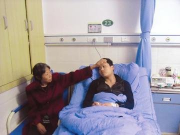 母子同患尿毒症 儿子欲放弃治疗将钱留给母亲