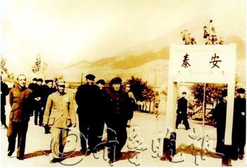 　　1952年10月28日,毛泽东主席在泰安火车站散步。