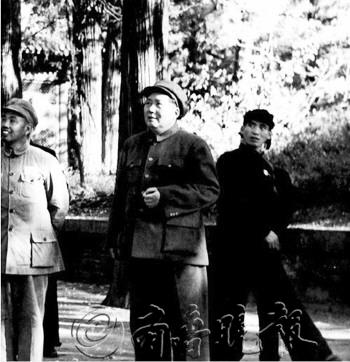 　　　1952年10月28日,毛泽东主席在曲阜视察。