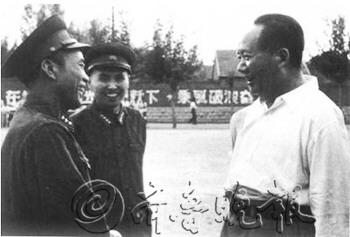 　　1958年8月9日,毛泽东主席在济南与长征时的警卫员陈昌奉上校交谈。