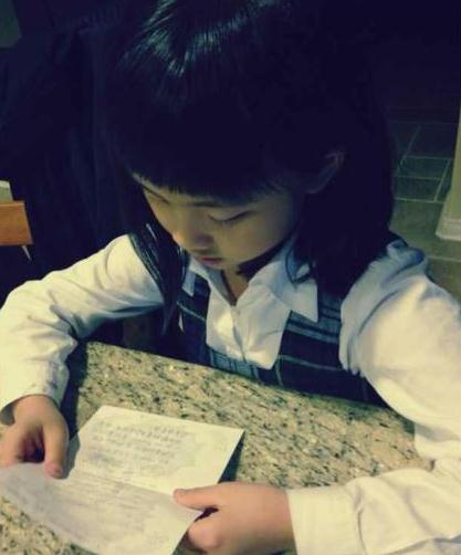 黄磊7岁女儿收男闺蜜亲笔信:下次来过夜一起玩