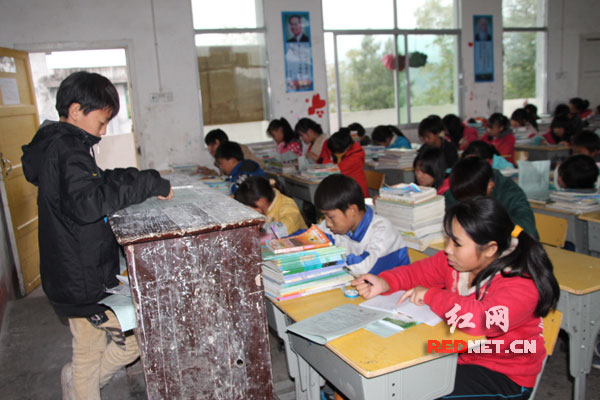 湖南省龙山县三元乡九年制学校本学期集体期中考试如期进行。为提振考风促学风，展现学生“互相监督、共同进步”的风貌，该校决定正式实行师生共同监考，每考场都有一名学生“监考官”坐镇讲台