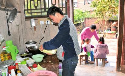 波波在给弟弟妹妹做饭。