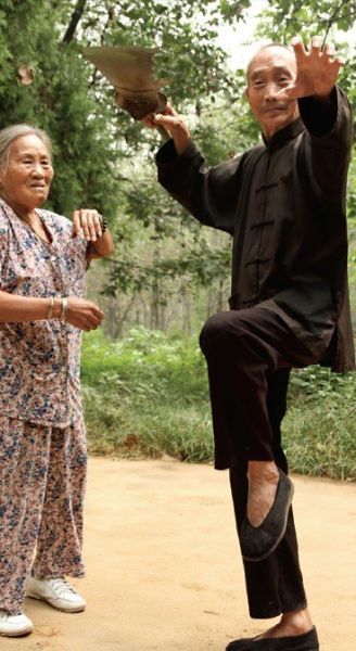 闲暇时，郝释斋和老伴释永凤切磋少林功夫。