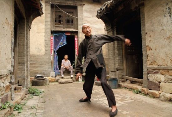 年逾八旬的郝释斋拳脚生风