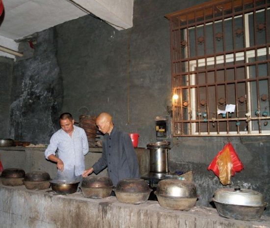 郝释斋和儿子一块儿煎中药 