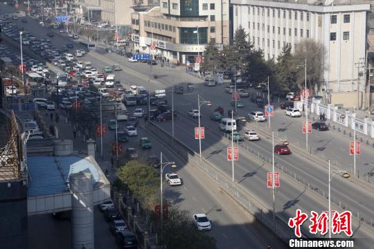 图为货车侧翻造成道路拥堵。 郭雪媛 摄