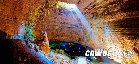 兴文石海景区四大园区之一—小岩湾园区之内的溶洞天窗，堪称天下奇绝，阳光从溶洞天窗如玉带般奔泻而来，因而得名“泻玉流”。