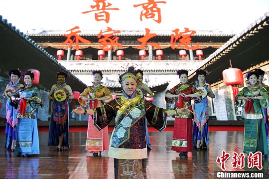 11月15日，在山西太原举行的广场舞大赛上，72岁的牛玉玲率领她的模特队表演“T台秀”。中新社发 韦亮 摄