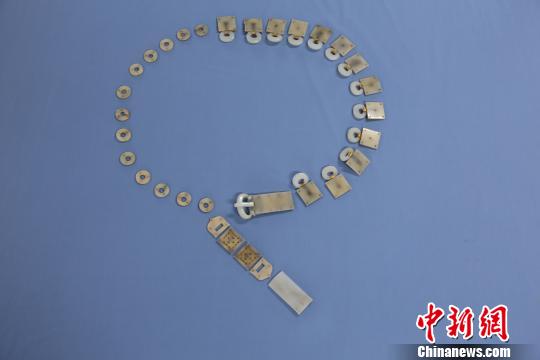 隋炀帝墓出土蹀躞金玉带。　钟欣摄