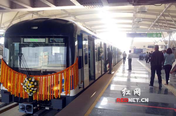 11月14日，由中国南车株机公司为该线路研制的首列地铁车辆载客开跑。