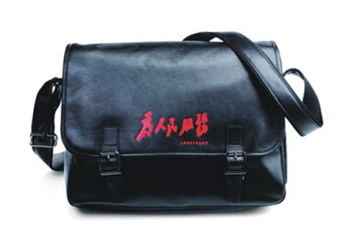 法国皮具品牌Longchamp的“为人民服务”男式邮差包
