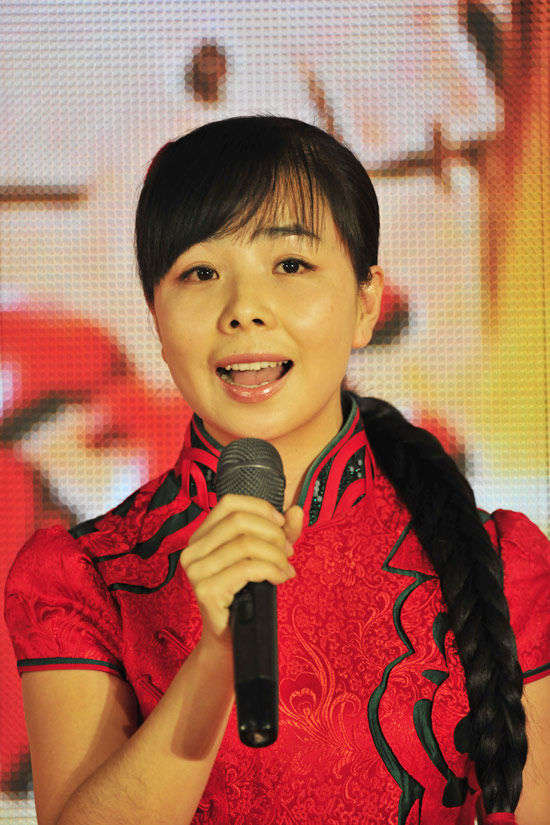 青年歌唱演员王二妮现场演唱《东方红》。