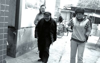 下岗女工坚持7年照顾孤寡老人 