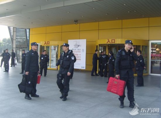 特警人员排除故障,从宜家家居商场里走出。