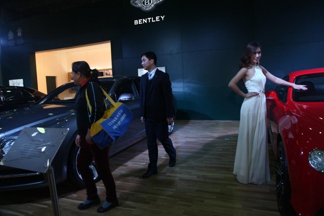 土豪大妈背旅行袋装金条购豪车震惊全场