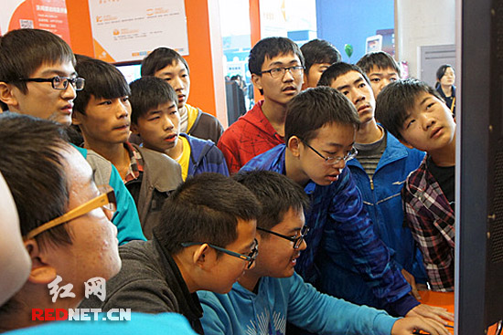 4G游戏吸引现场不少学生前来体验。