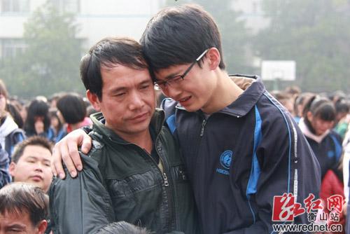 感恩,让我们飞得更高巡回演讲情动衡山二中师