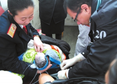 值班站长抱着新生儿，急救人员紧张上非。