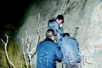 晚上7点半,被困4个多小时后,男子成功被救。