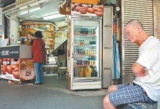 台湾基隆市的佳家咖啡开店30多年，常坐在店门口的谢进益，曾是露宿街头者，已被老板娘收留28年。《联合报》图