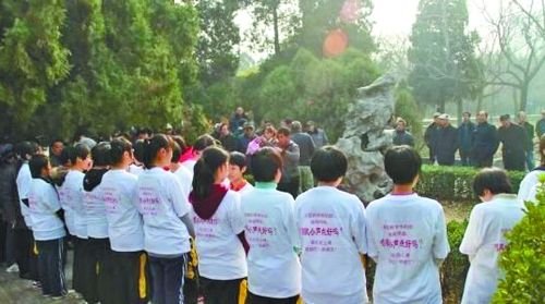 高中生在无声抗议公园噪音