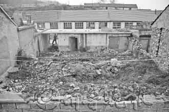 在整齐的民居环绕中，隋“家”显得格外刺眼。　记者 王震 摄