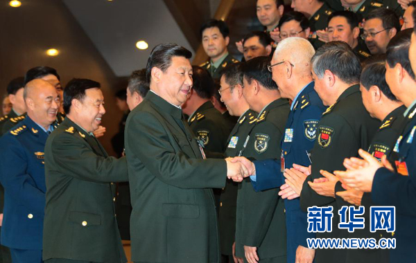 11月18日，中共中央总书记、国家主席、中央军委主席习近平在北京接见出席全军军事斗争后勤准备工作会议的代表。这是习近平等与代表们亲切握手、致以诚挚问候。新华社记者李刚摄