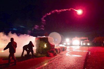 法国数千卡车蜗牛爬 抗议征收环保税
