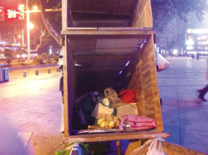 ▲双层“房车”就是父子四人的家。