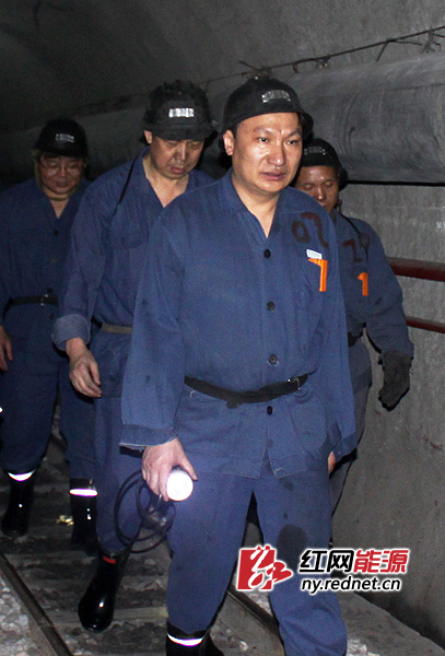 周才标每月下井15天以上，每次带班至少8小时，步行超过10公里。