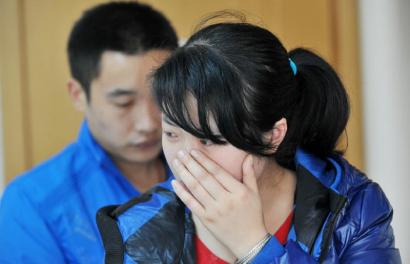看着生病的女儿，父母很心疼。