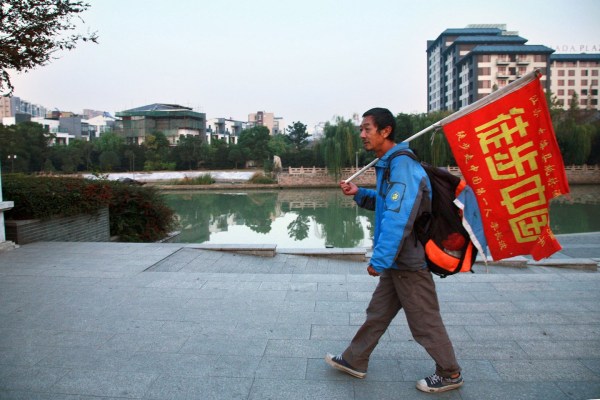 公务员辞职行走中国900多个区县 十年未回家(