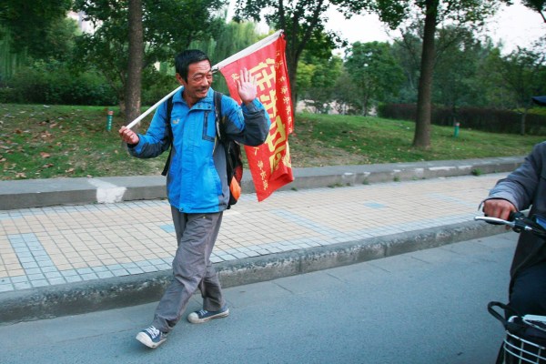 公务员辞职行走中国900多个区县 十年未回家(