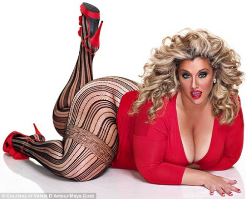 维尔维特(Velvet D'Amour)是一名超大码模特,她还同时身兼摄影师及时尚杂志编辑等数职。