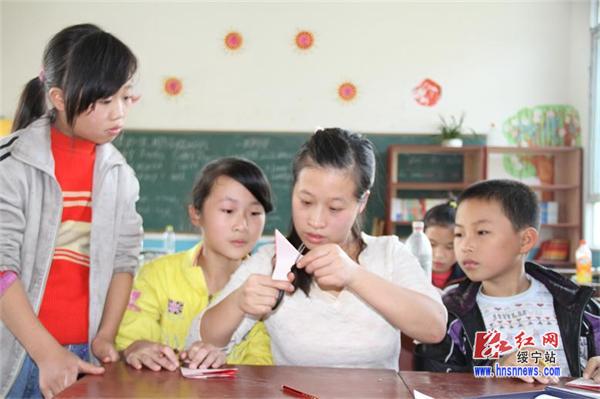 指导教师杨卫在手把手教学生剪纸
