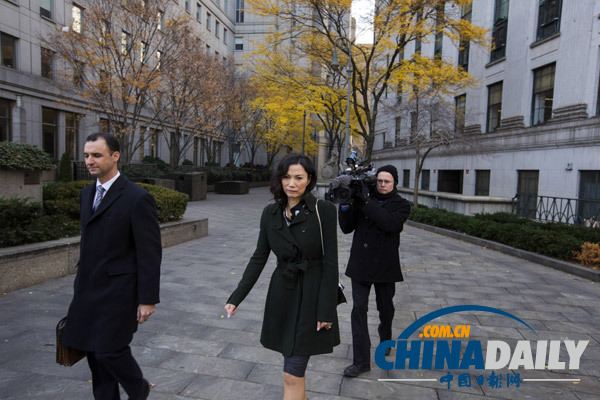 邓文迪失婚不失范儿 修身外套+裹身裙维持气场
